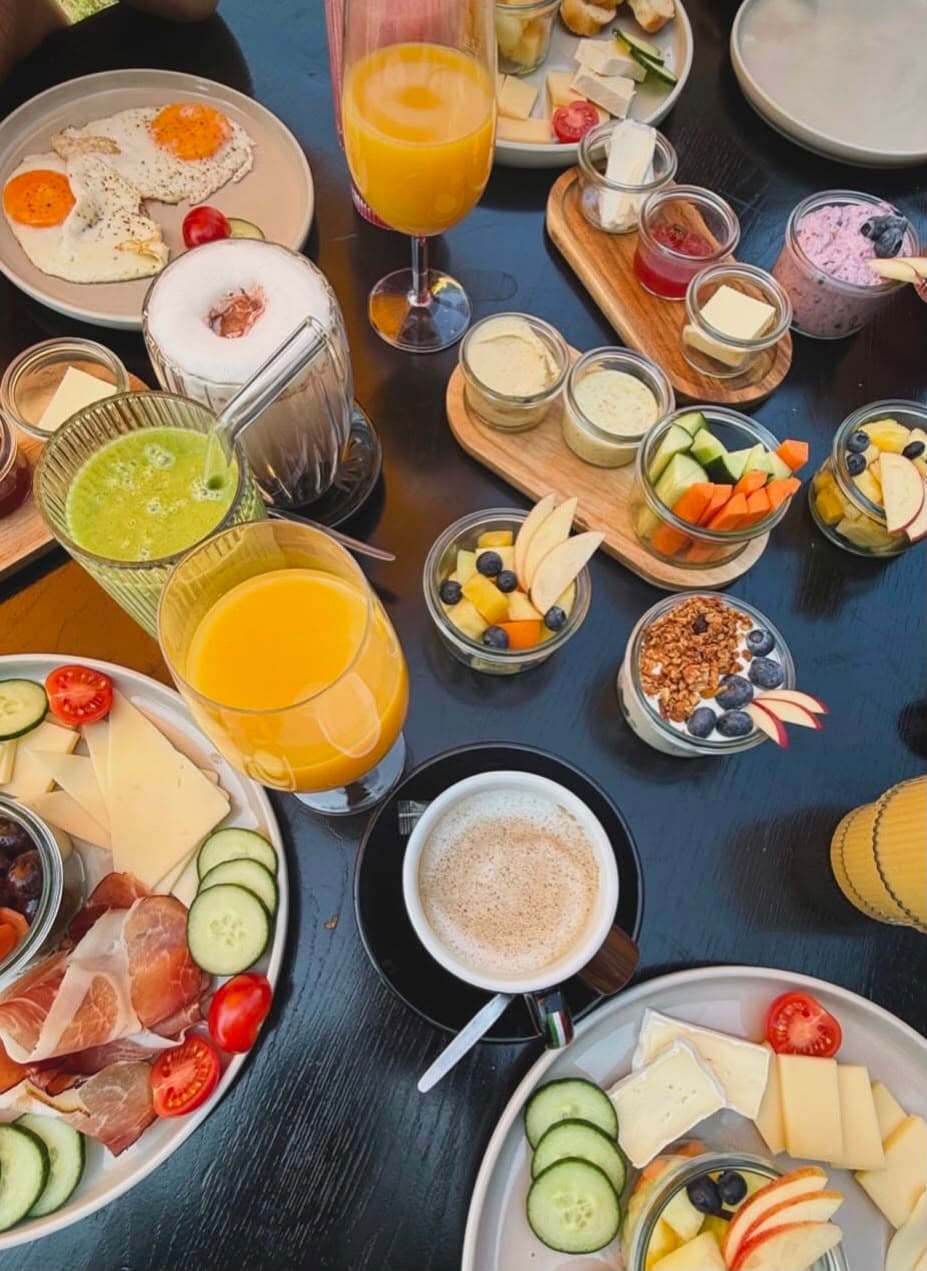 Reichhaltiger Brunch mit Frühstücksplatten, Kaffee und frischen Säften