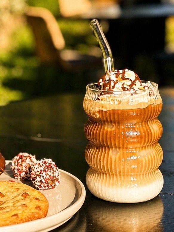 Signature Drink mit Rahmhaube und hausgemachtem Gebäck