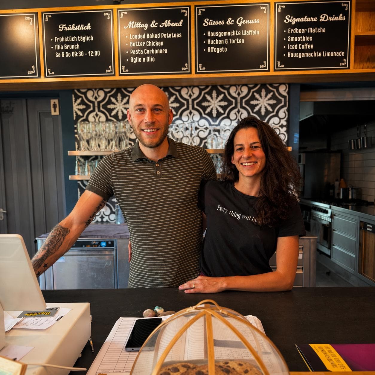 Sandra und Yannick Walter hinter der Theke im Kafi Mia