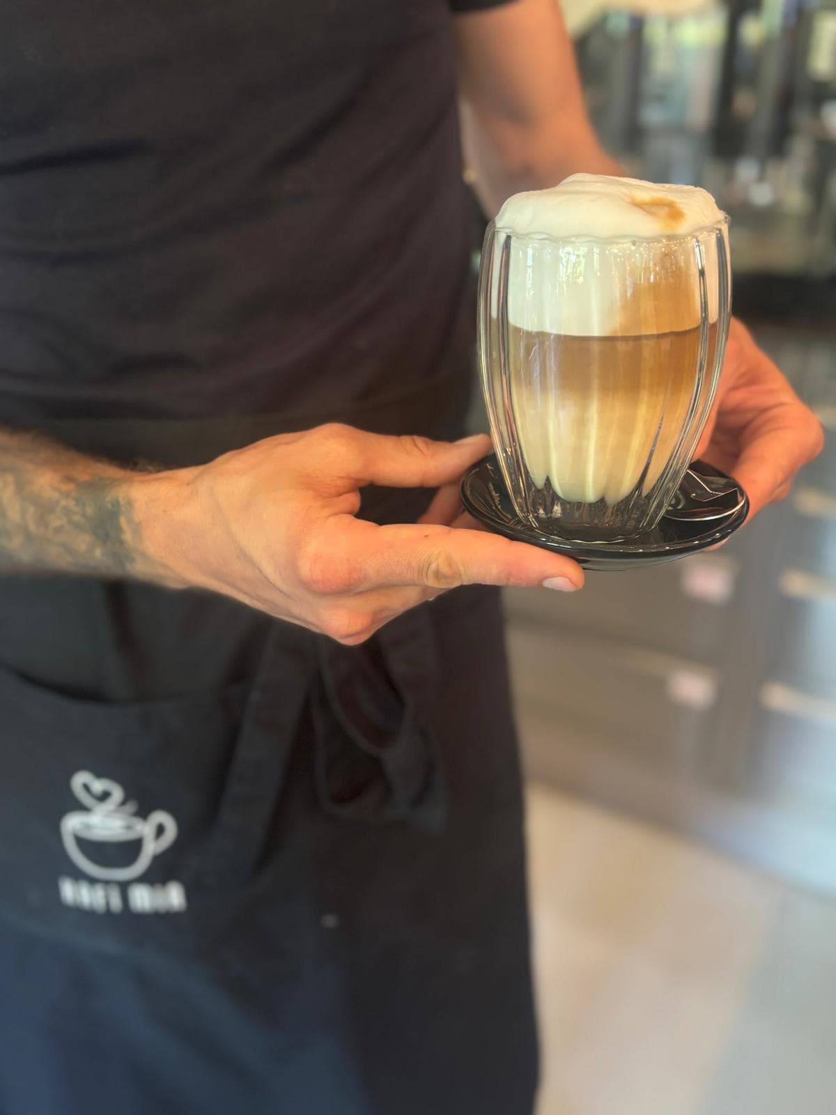 Frisch zubereiteter Latte Macchiato wird im Kafi Mia serviert