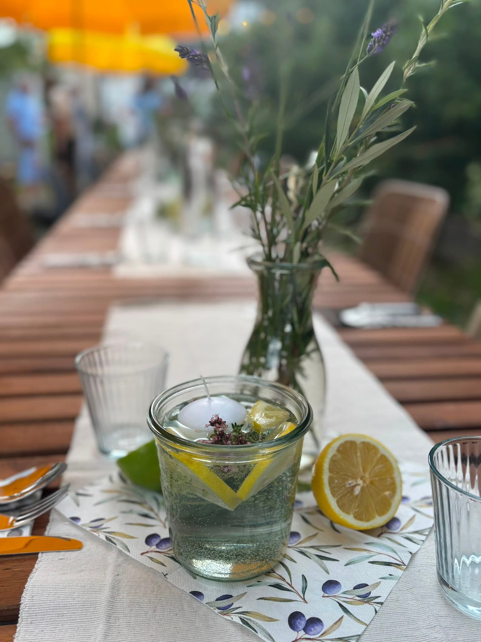 Lange gedeckte Tafel im Innenhof des Kafi Mia