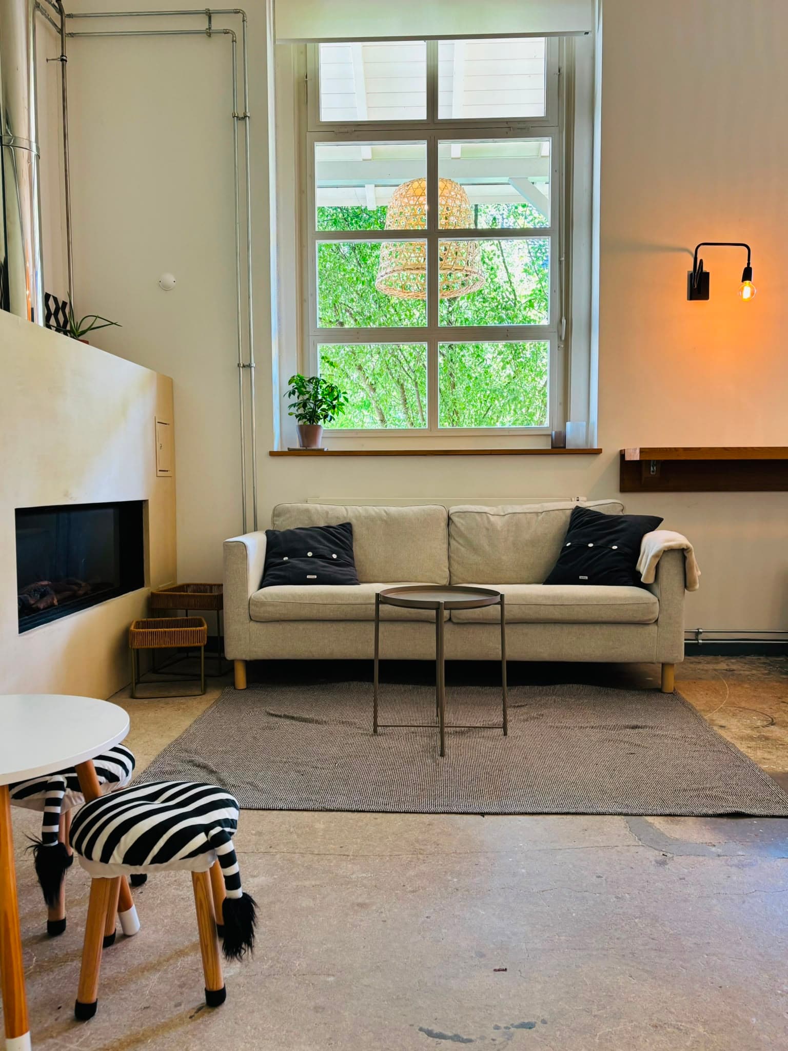 Wohnzimmerecke mit Sofa und Cheminée im Kafi Mia